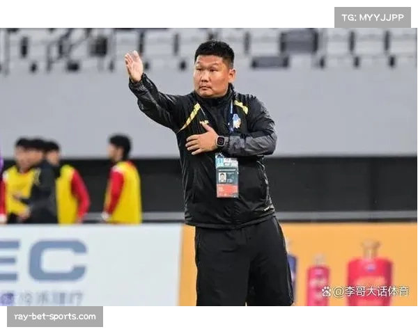 刘建业五后卫体系稳固防守 铜梁龙升班马展现战术纪律性 刘建业五后卫体系稳固防守 铜梁龙升班马展现战术纪律性